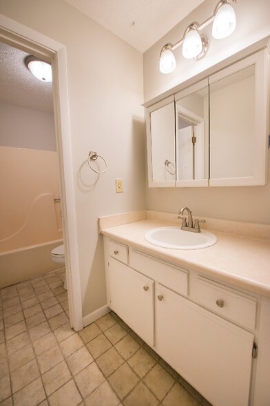 Building Photo - 1066 Quailmeadow Dr