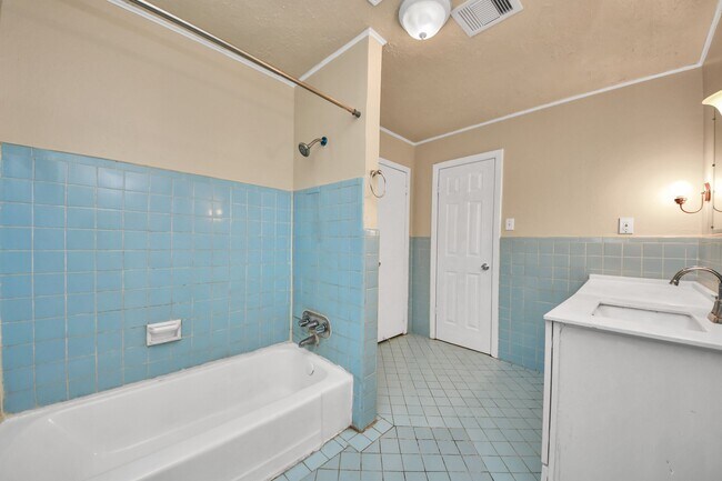 Building Photo - 3214 Tuam St