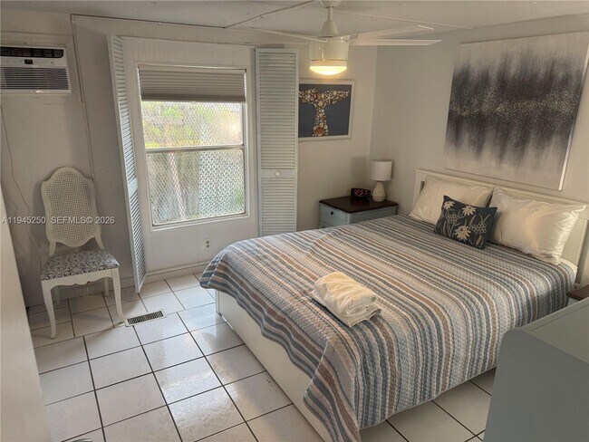 Building Photo - 231 W Lake Dr