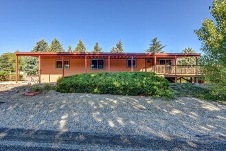 Building Photo - Spacious 2 Bedroom Home Near Willow Lake!