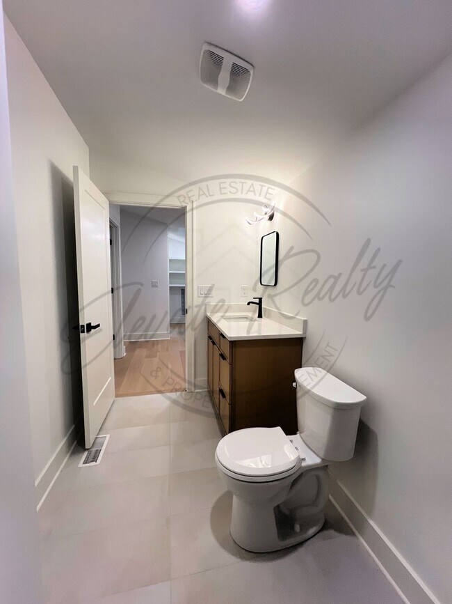 Building Photo - Modern Elegance in the Heart of Nashville ...