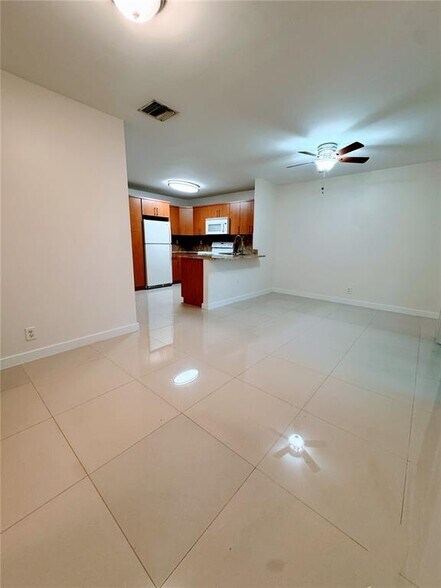 Building Photo - 7610 NW 73rd Ter