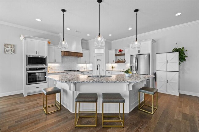 Building Photo - 230 Bequette Ln