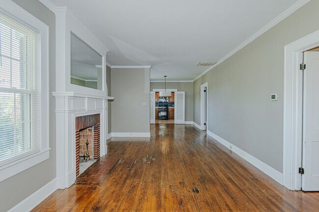 Building Photo - 3 Bed-2 Bath Bungalow in Burlington available  JULY