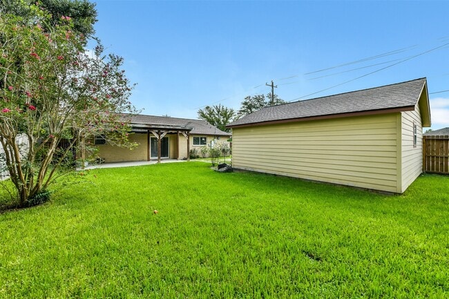 Building Photo - 304 Bellmar Ln