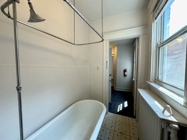 Building Photo - 5 bed/2 bath Mins. from UC Campus for Only...