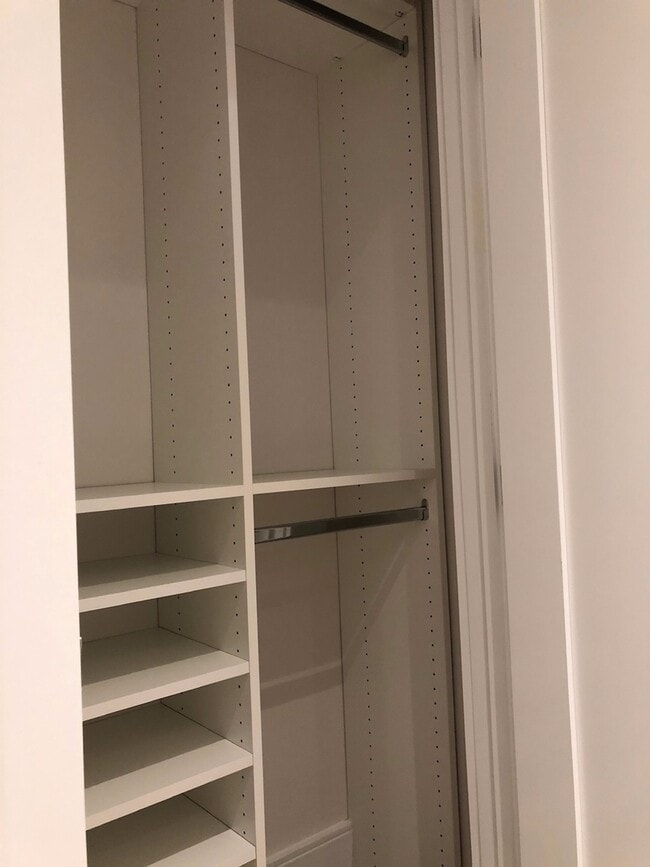 Building Photo - Luxe Apartment with Parking