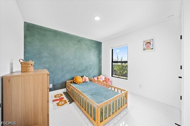 Building Photo - 2112 NE 1st Ave