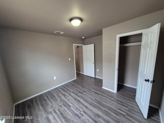 Building Photo - 521 45th St