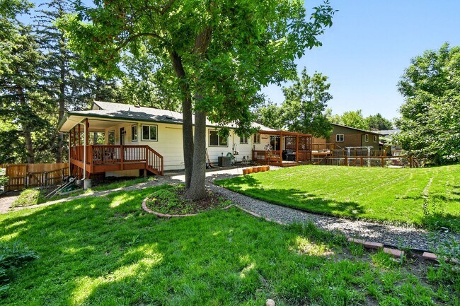 Building Photo - Fabulous 4 BR 3 bath home with fenced back...