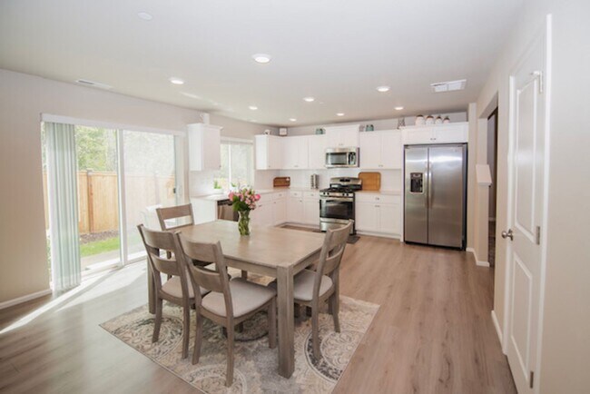 Building Photo - Nearly New Dupont Home 3bed and 2.5 Bath 1...
