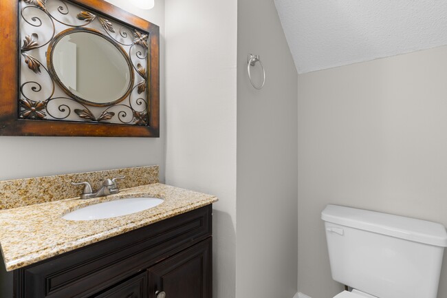 Building Photo - 4505 Aviemore Crescent