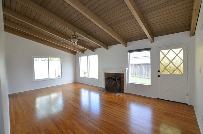 Building Photo - Single level Home