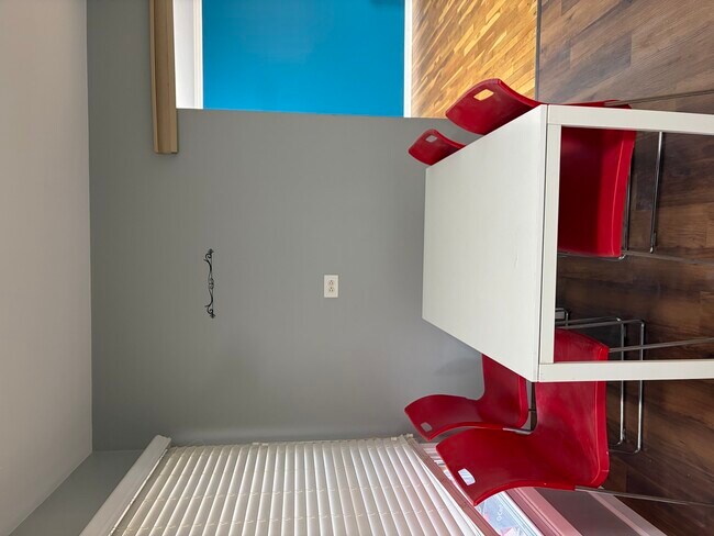 Building Photo - 1200 Glen Ln