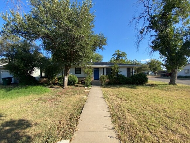 Building Photo - BEAUTIFUL 3 Bedroom 2 Bath  home + Office ...