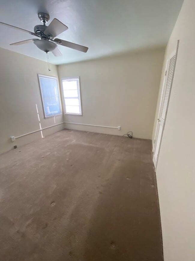 Building Photo - Maple Park LARGE 2 BR/ 2BA with 2 Car Garage & Large Fenced Yard