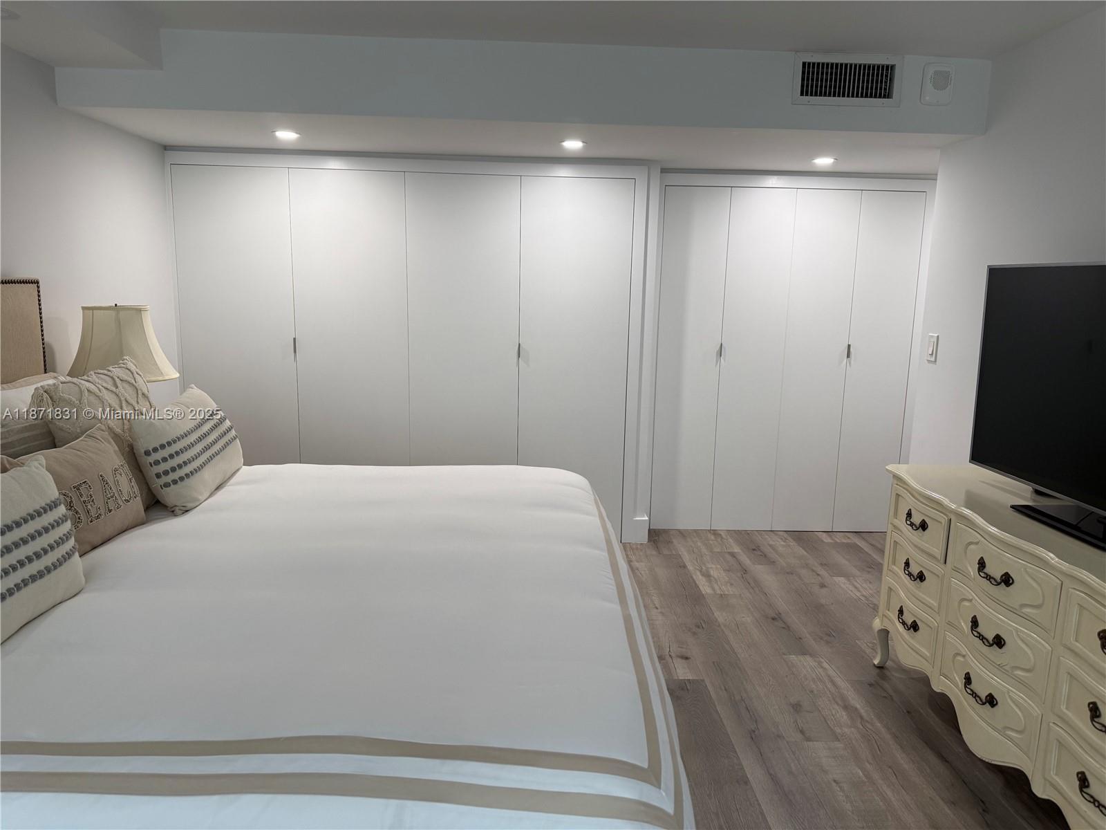 Building Photo - 1865 Brickell Ave