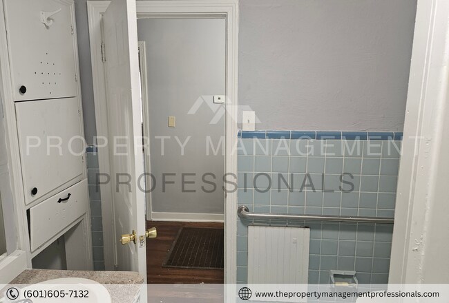 Building Photo - 2871 Fairhill Dr