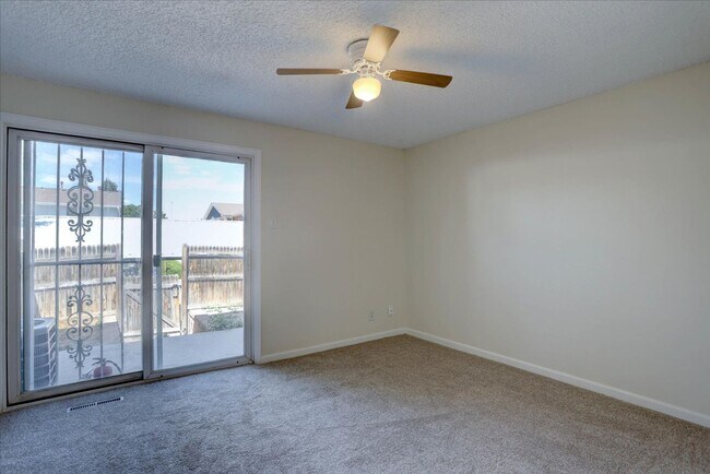 Building Photo - 2+ bedrooms 2.5 bathrooms