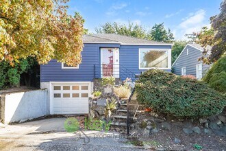 Building Photo - Elegant Three Bedroom Home Featuring Desig...