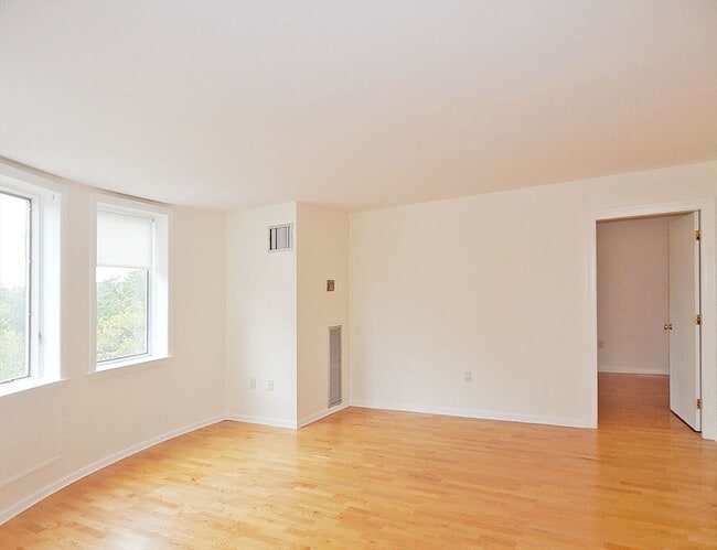 Building Photo - 10 Rogers St