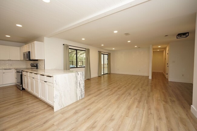 Building Photo - Updated Home in Rocky Bayou
