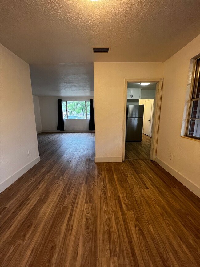 Building Photo - Beautiful Remodeled 3Bed/2Bath perfect for...