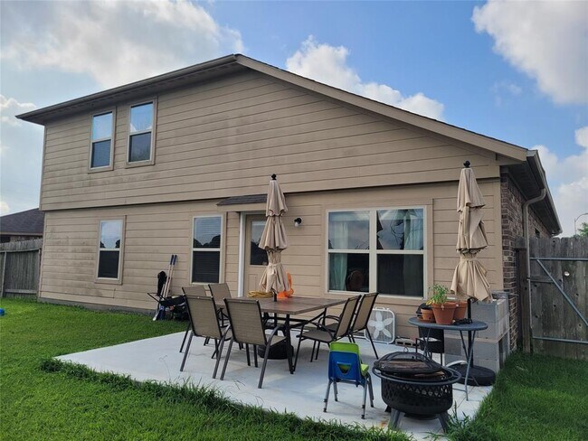 Building Photo - 10106 Tallcrest Ln