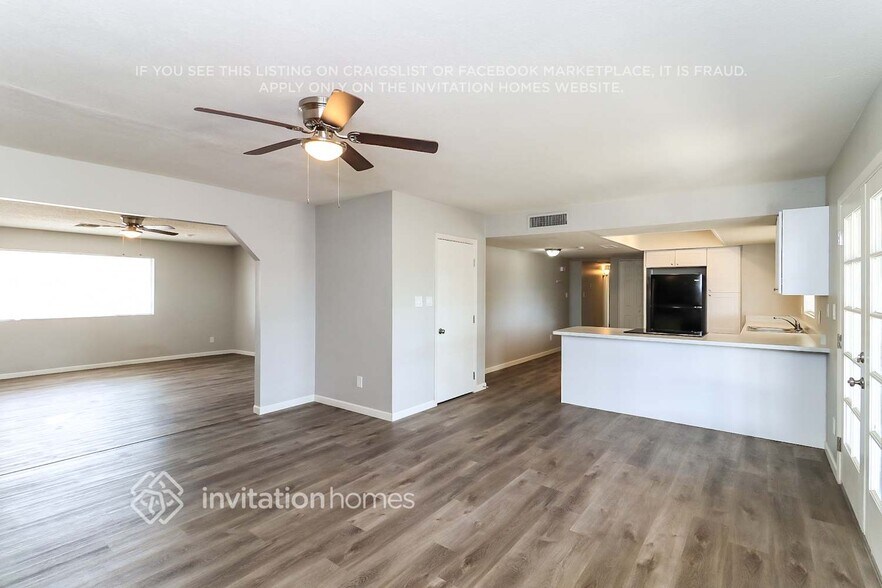 Building Photo - 4221 W Paradise Dr
