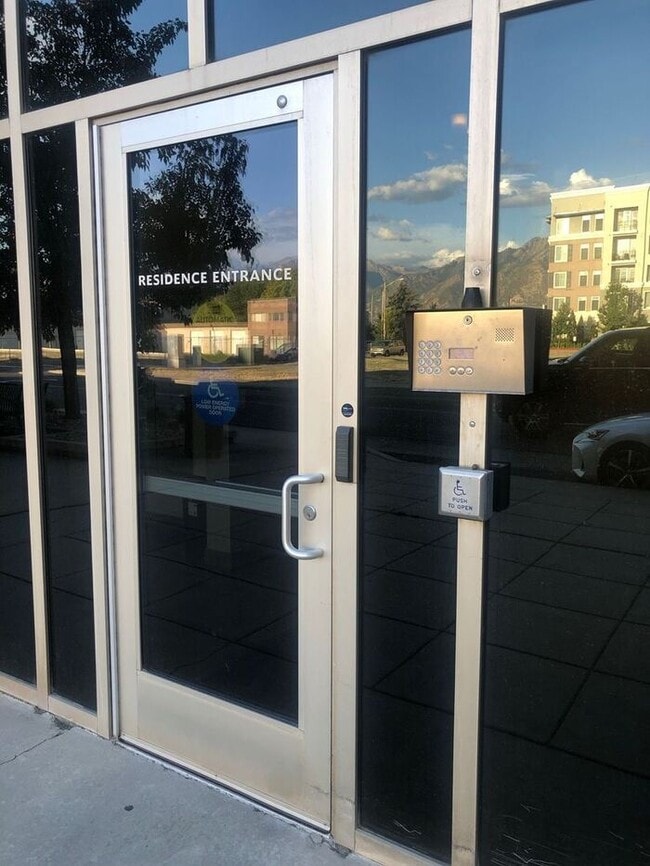 Building Photo - Stunning Down Town Condo in Secure Building