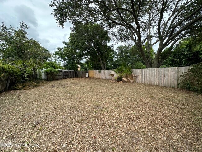 Building Photo - 8828 Townsquare Dr S