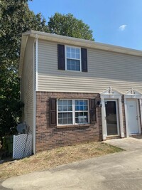 Building Photo - 2 Bedroom 1.5 Bath Townhouse