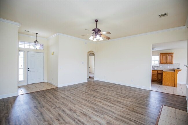 Building Photo - 520 Bonanza St