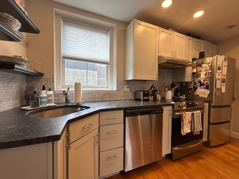 Building Photo - 92 Pinckney St