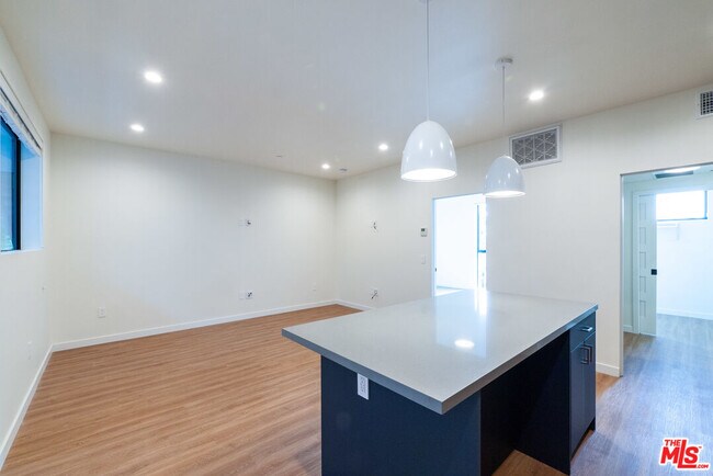 Building Photo - 747 Lillian Way