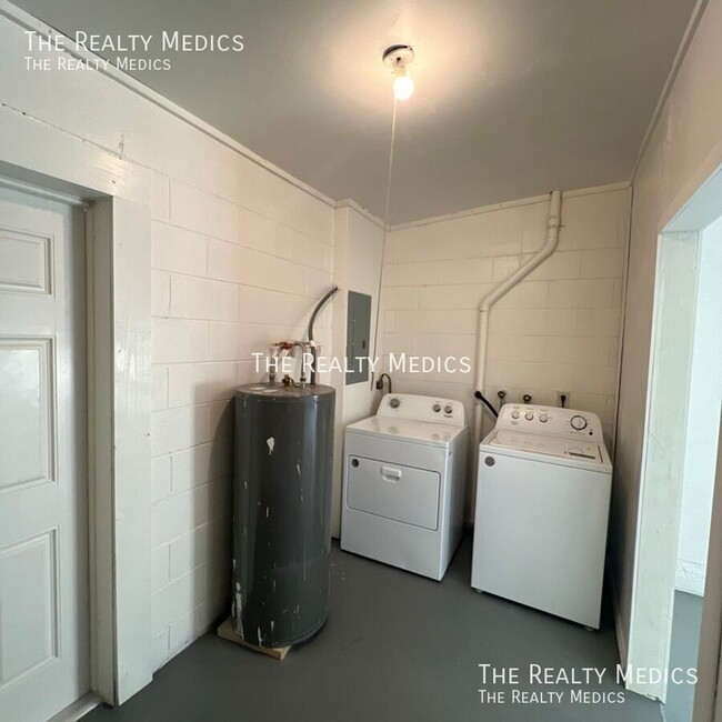 Building Photo - Available NOW! Charming Fully Renovated Ho...