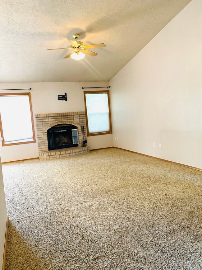 Building Photo - Great Home, Close Foothills Location
