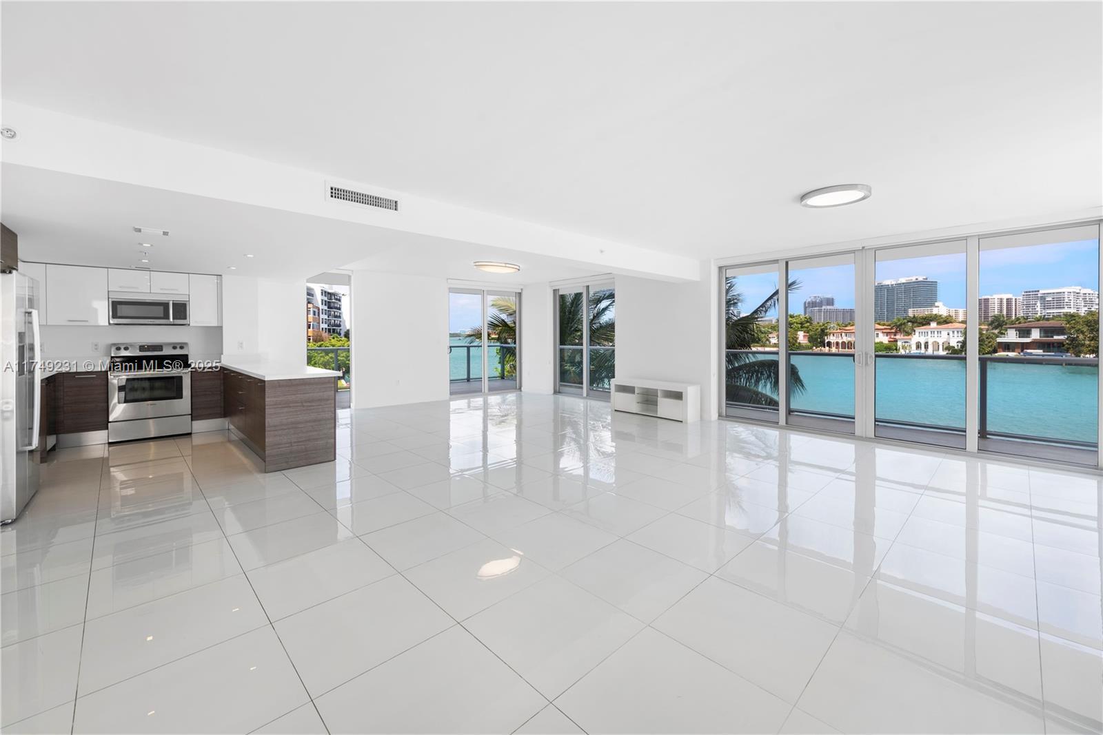 Building Photo - 9901 E Bay Harbor Dr
