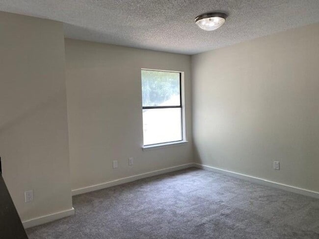 Building Photo - $500 Off First Full Month’s Rent with Move...