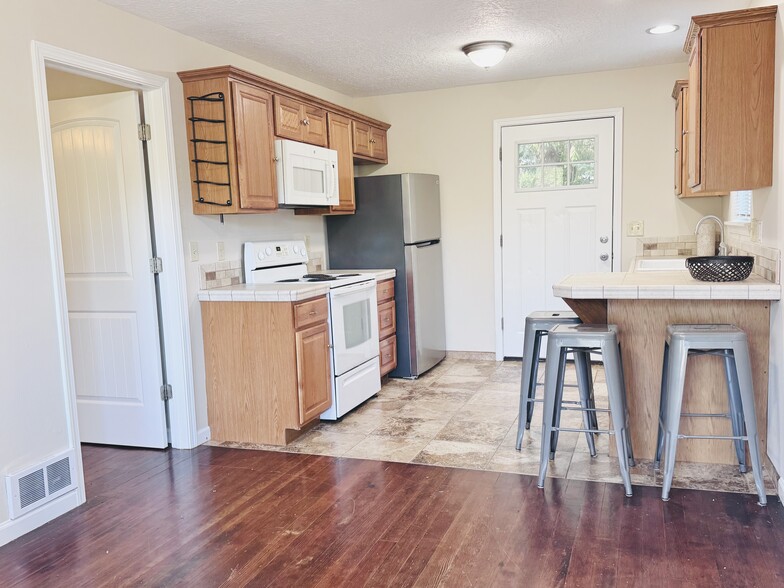 Kitchen - 16670 S Carus Rd