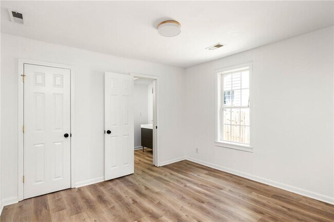 Building Photo - 731 Hobart Ave SE
