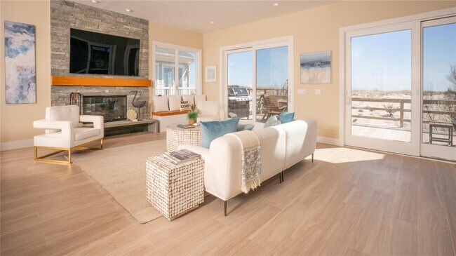 Building Photo - 825 Dune Rd