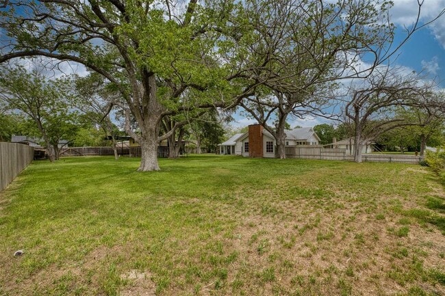 Building Photo - 500 W Austin St