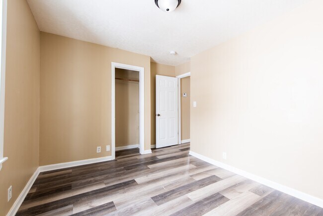 Building Photo - 6610 Elmwood Ave
