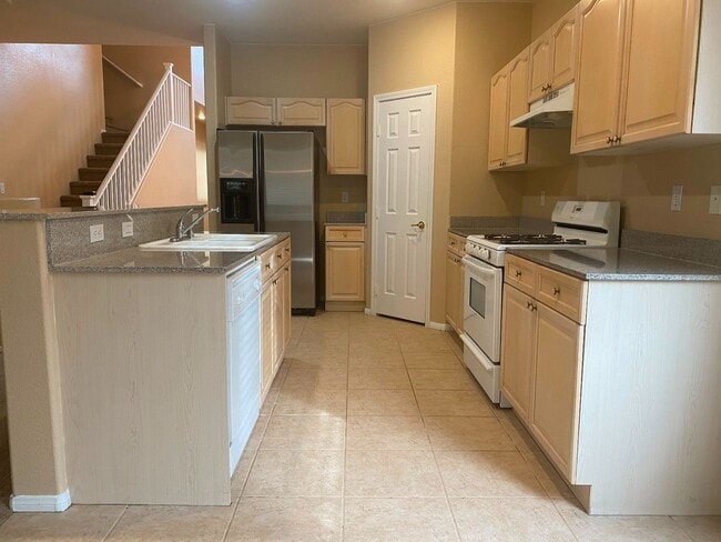 Building Photo - Gorgeous Rhodes Ranch Country Club home in Guard Gated Community!