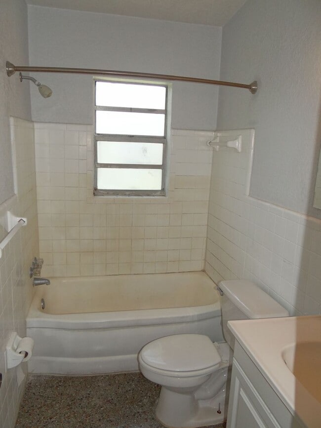 Building Photo - 2 bed, 1.5  bath in a quiet neighborhood