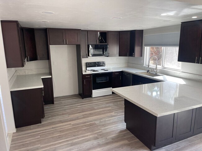Building Photo - 808 Plaza Flora