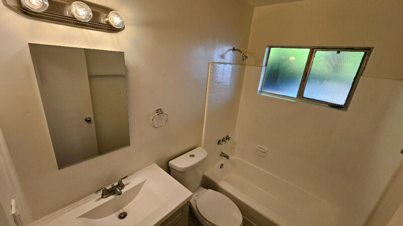 Building Photo - 638 N W Knoll Dr