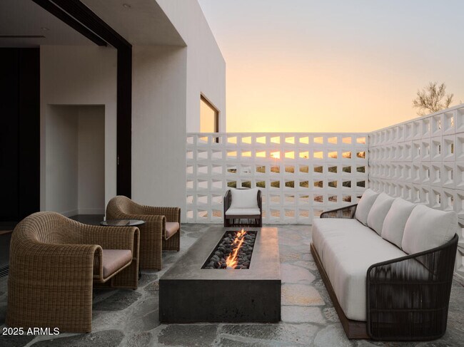 Building Photo - 4905 E White Gates Dr