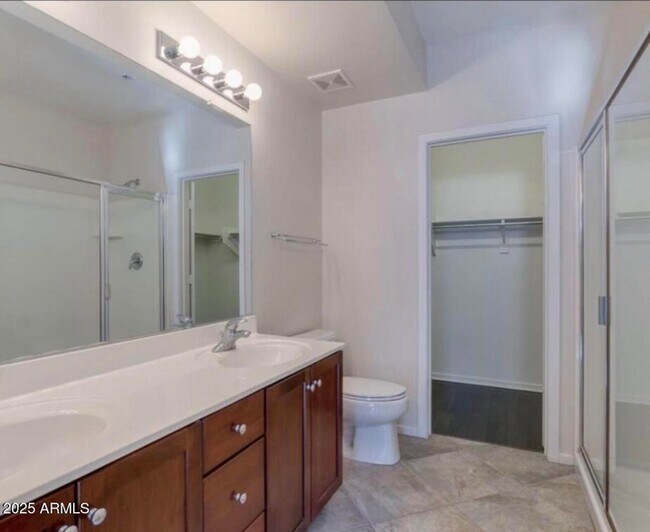 Building Photo - 525 W Lakeside Dr